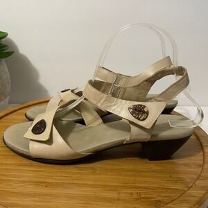Munro American Beige Leather Sandal Women's 8 Stappy Boho Coastal Block Heel